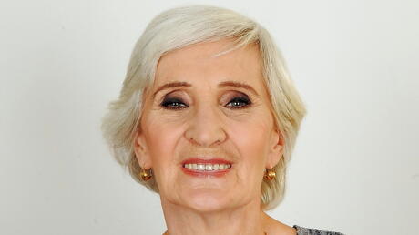 Stunning american grandma Viviana exposes tiny tits and sexy butt 